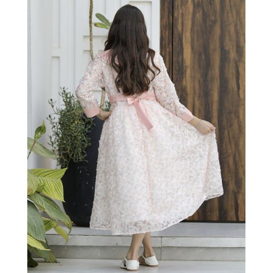 صورة فستان بناتي مشجر وردي بياقة لؤلؤ وحزام خلفي - 557