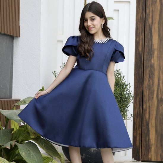 صورة فستان بناتي سهرة ميكادو كحلي باكسسوار رقبة وأكمام مبتكرة - m3797