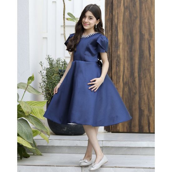 صورة فستان بناتي سهرة ميكادو كحلي باكسسوار رقبة وأكمام مبتكرة - m3797