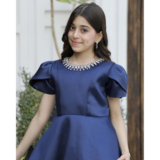 صورة فستان بناتي سهرة ميكادو كحلي باكسسوار رقبة وأكمام مبتكرة - m3797