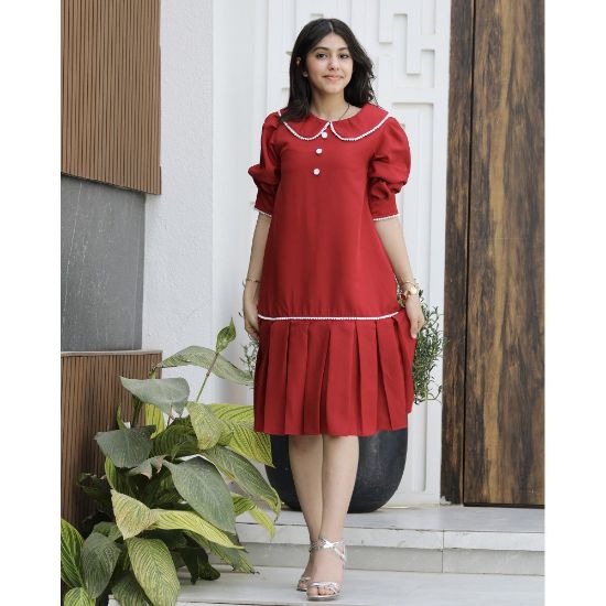 صورة فستان بناتي أحمر مرصع باللؤلؤ وكشكشة سفلية | ألوان (أحمر، عودي، ليموني) - 1174