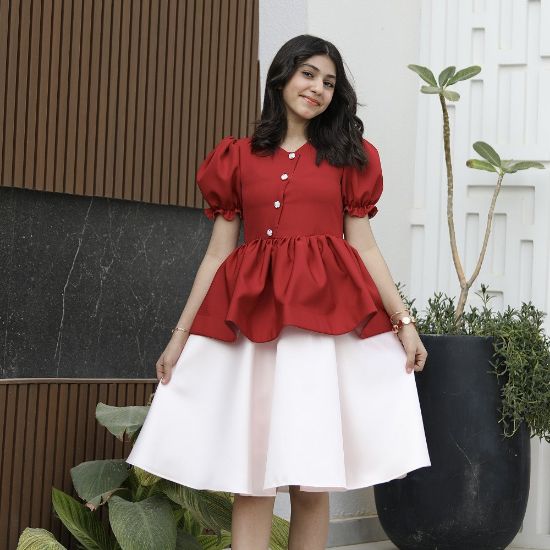 صورة فستان بناتي أحمر بقصة بيبلوم وردي فاتح | تصميم أزرار زينة - 1163