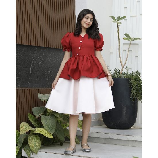 صورة فستان بناتي أحمر بقصة بيبلوم وردي فاتح | تصميم أزرار زينة - 1163