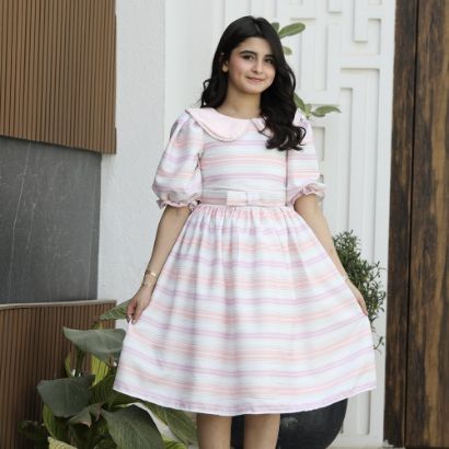 صورة فستان بناتي ملون بخطوط متناسقة وياقة لؤلؤ | تصميم ربطة الخصر - 1148