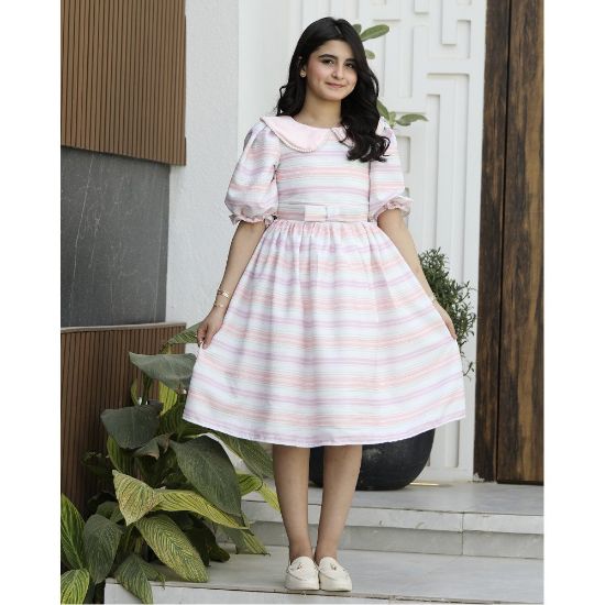 صورة فستان بناتي ملون بخطوط متناسقة وياقة لؤلؤ | تصميم ربطة الخصر - 1148