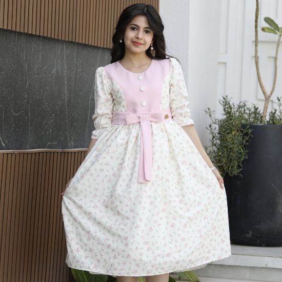 صورة فستان بناتي زهور وردي فاتح بفيونكة خصر حديثة وتصميم فريد | سحر التجدد - 1155