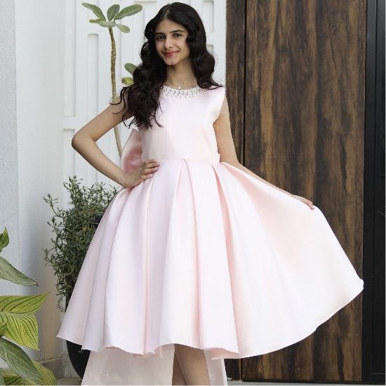 صورة فستان سهرة ميكادو فاخر خربزي | ذيل مرصع وقصة ظهر مميزة مع فيونكة - m3778