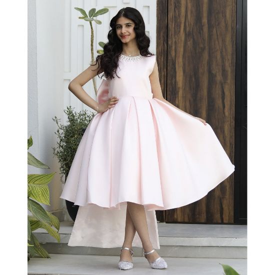 صورة فستان سهرة ميكادو فاخر خربزي | ذيل مرصع وقصة ظهر مميزة مع فيونكة - m3778