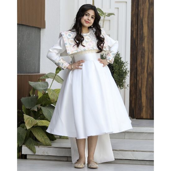 صورة فستان بناتي ميكادو بتطريز دلعة ملونة وذيل طويل مطرز - m3802