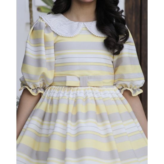 صورة فستان بناتي مخطط أصفر ورمادي بياقة لؤلؤ | إطلالة كلاسيكية - 1149