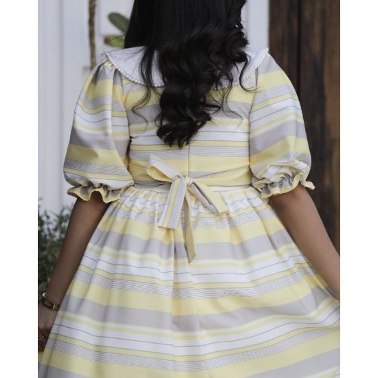 صورة فستان بناتي مخطط أصفر ورمادي بياقة لؤلؤ | إطلالة كلاسيكية - 1149