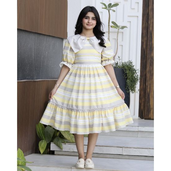 صورة فستان بناتي مخطط أصفر ورمادي بياقة فيونكة منسدلة وكشكشة - 1152