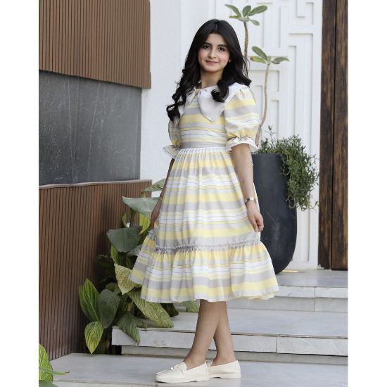 صورة فستان بناتي مخطط أصفر ورمادي بياقة فيونكة منسدلة وكشكشة - 1152