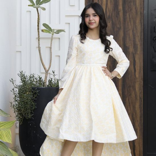 صورة فستان بناتي أصفر مرصع باللؤلؤ والورود | قصة هاي لو مع ذيل - 1185