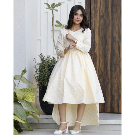 صورة فستان بناتي أصفر مرصع باللؤلؤ والورود | قصة هاي لو مع ذيل - 1185