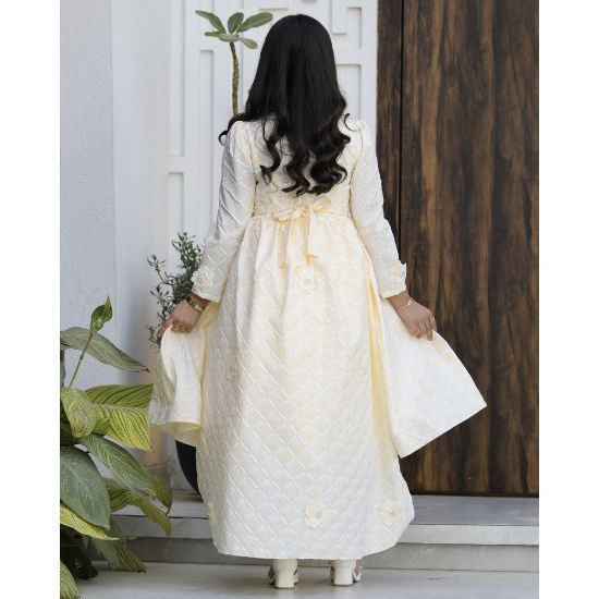 صورة فستان بناتي أصفر مرصع باللؤلؤ والورود | قصة هاي لو مع ذيل - 1185