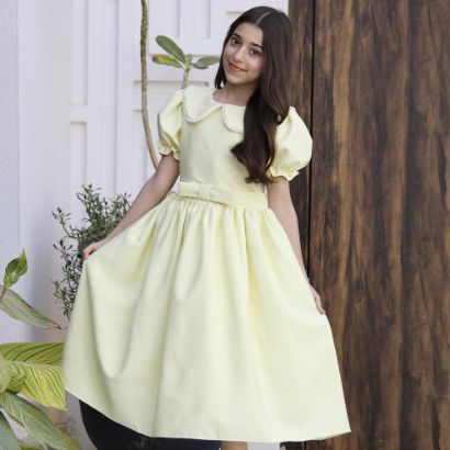 صورة فستان بناتي ليموني بياقة لؤلؤ وفيونكة خصر | ألوان (أحمر، عودي، ليموني) - 1177