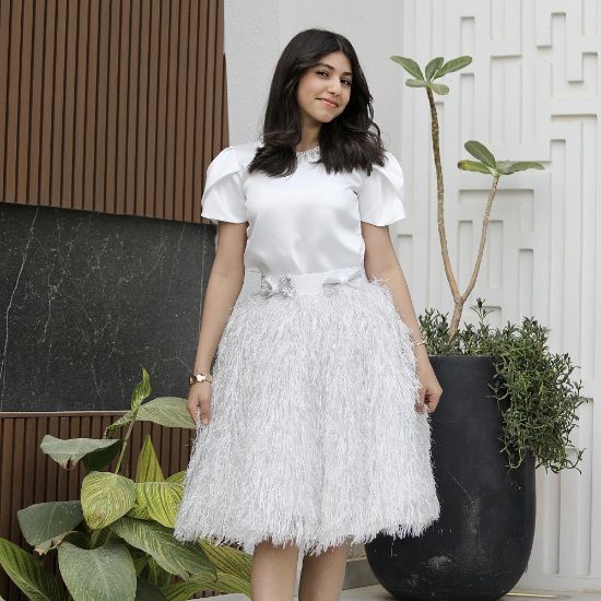 صورة طقم بناتي تيور ريش فضي وبلوزة بأكمام مبتكرة واكسسوار رقبة - m3792