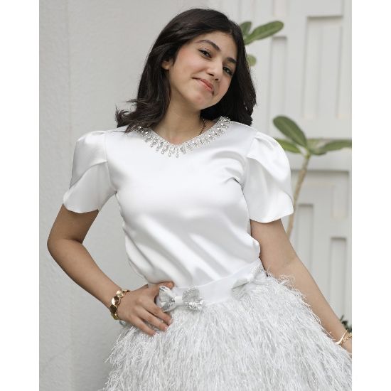 صورة طقم بناتي تيور ريش فضي وبلوزة بأكمام مبتكرة واكسسوار رقبة - m3792