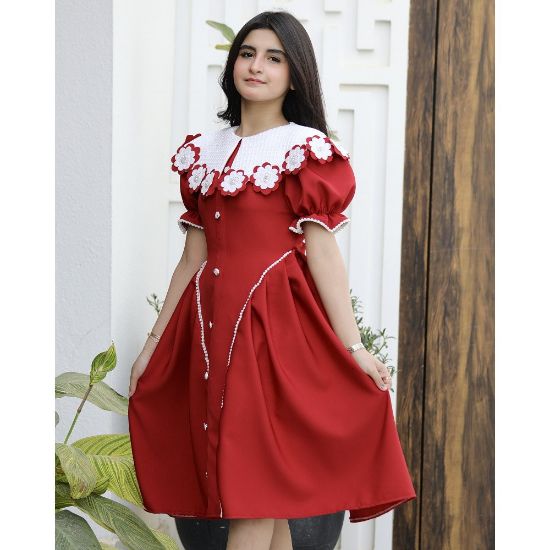 صورة فستان بناتي أحمر مرصع بالفصوص وأزرار أمامية | ألوان (أحمر، عودي) - 1176