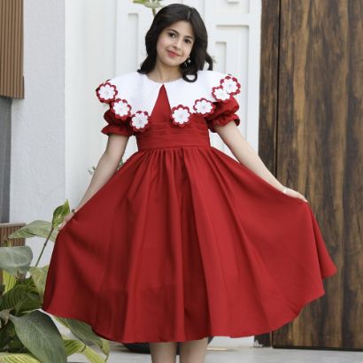 صورة فستان بناتي أحمر مرصع بياقة "دلعة" وخصر طبقات | ألوان (أحمر، عودي) - 1166