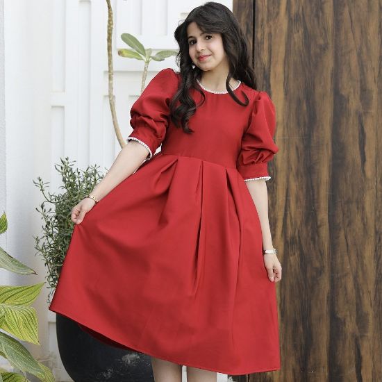 صورة فستان بناتي الأحمر مرصع باللؤلؤ على الياقة والأكمام - 1167