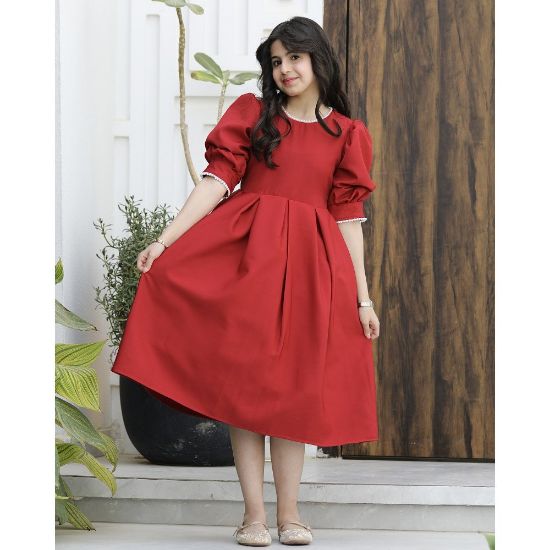 صورة فستان بناتي الأحمر مرصع باللؤلؤ على الياقة والأكمام - 1167