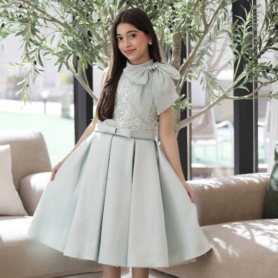 صورة فستان بناتي تفاحي مطرز بفيونكة كتف وتنورة طبقات - M3824