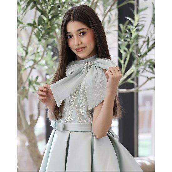 صورة فستان بناتي تفاحي مطرز بفيونكة كتف وتنورة طبقات - M3824