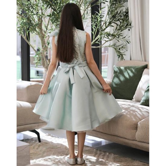 صورة فستان بناتي تفاحي مطرز بفيونكة كتف وتنورة طبقات - M3824