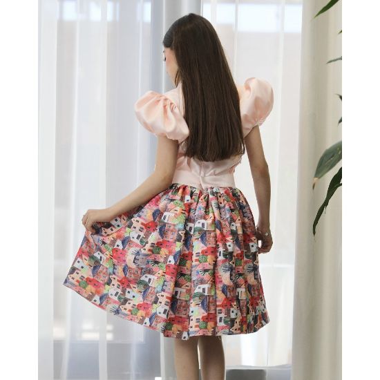 صورة طقم بناتي بلوزة بأكمام منفوشة وتنورة برسمة بيوت ملونة - M3823