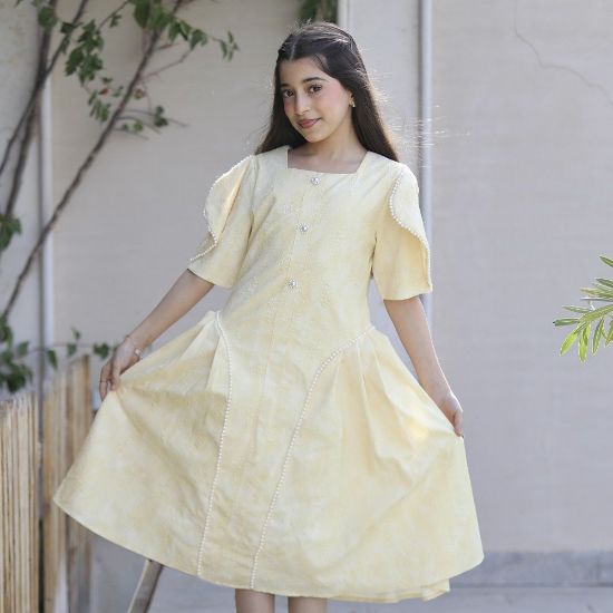 صورة فستان بناتي بنقوش وأكمام فراشة مرصعة باللؤلؤ | لون اصفر ولحمي - kj2103
