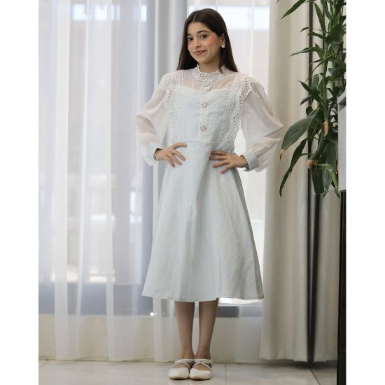 صورة فستان بناتي سماوي بنقوش وكلفة بيضاء وأكمام شفافة | ألوان (سماوي، كريمي) - kj2101