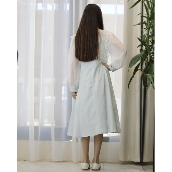 صورة فستان بناتي سماوي بنقوش وكلفة بيضاء وأكمام شفافة | ألوان (سماوي، كريمي) - kj2101