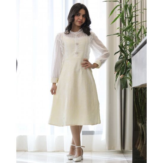 صورة فستان بناتي سماوي بنقوش وكلفة بيضاء وأكمام شفافة | ألوان (سماوي، كريمي) - kj2101