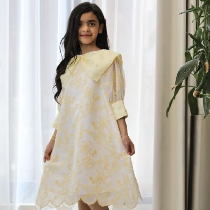 صورة فستان بناتي أصفر مشجر بدلعة وأكمام شفافة - 1134