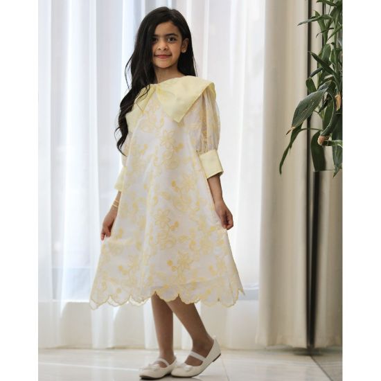 صورة فستان بناتي أصفر مشجر بدلعة وأكمام شفافة - 1134