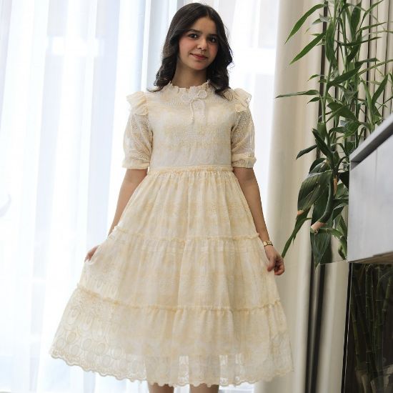 صورة فستان بناتي أصفر للعيد بتطريز فاخر وياقة لؤلؤ وكسرات طبقات - kj2104