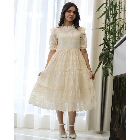 صورة فستان بناتي أصفر للعيد بتطريز فاخر وياقة لؤلؤ وكسرات طبقات - kj2104