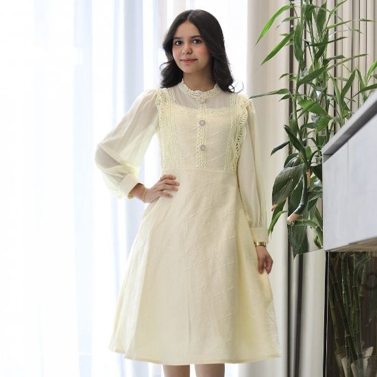 صورة فستان بناتي ليموني بنقوش وكلفة بيضاء وأكمام شفافة - kj2100