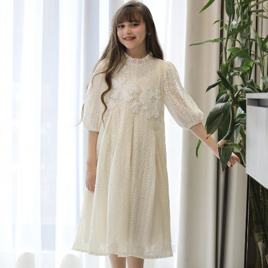 صورة فستان بناتي أوف وايت قماش شبك مطرز بزهور بارزة | تصميم كشكشة وطبقات كلوش - kj2106