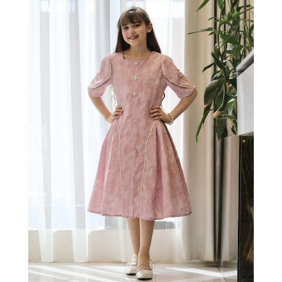 صورة فستان بناتي بنقوش وأكمام فراشة مرصعة باللؤلؤ | لون لحمي واصفر - kj2103