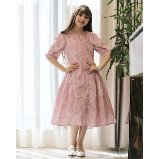 صورة فستان بناتي بنقوش وأكمام فراشة مرصعة باللؤلؤ | لون لحمي واصفر - kj2103