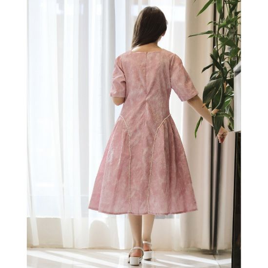 صورة فستان بناتي بنقوش وأكمام فراشة مرصعة باللؤلؤ | لون لحمي واصفر - kj2103