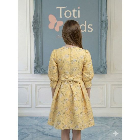 صورة فستان بناتي أصفر مشجر بياقة لؤلؤ وكسرات راقية - 1130