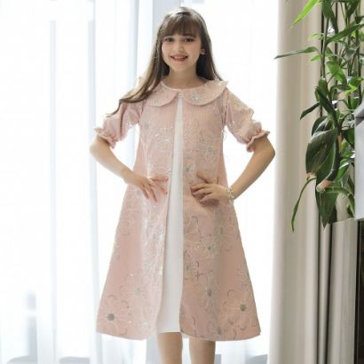 صورة طقم بناتي فستان وجاكيت وردي مطرز بزهور فضية | تصميم ملكي - 1195