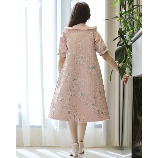 صورة طقم بناتي فستان وجاكيت وردي مطرز بزهور فضية | تصميم ملكي - 1195