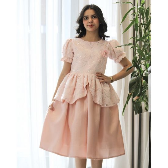 صورة فستان بناتي مطرز بوردة بارزة على الصدر وأكمام منفوشة - 1218