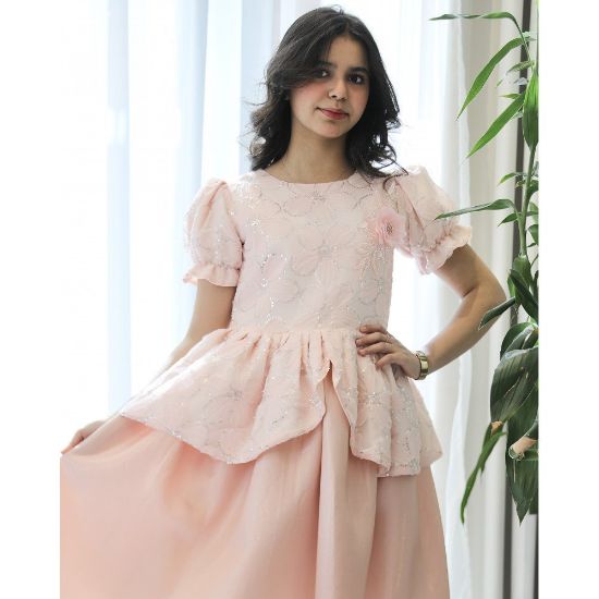 صورة فستان بناتي مطرز بوردة بارزة على الصدر وأكمام منفوشة - 1218