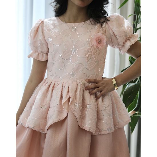 صورة فستان بناتي مطرز بوردة بارزة على الصدر وأكمام منفوشة - 1218